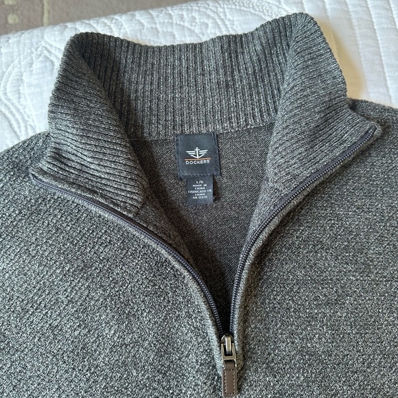 Dockers classic sweater pullover with quarter zipper and long sleeves. Size L. - Picture 8 of 15